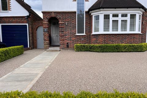 Resin bound pathway with summer pearl and sandstone colors, featuring a smooth, seamless finish.N21-North London